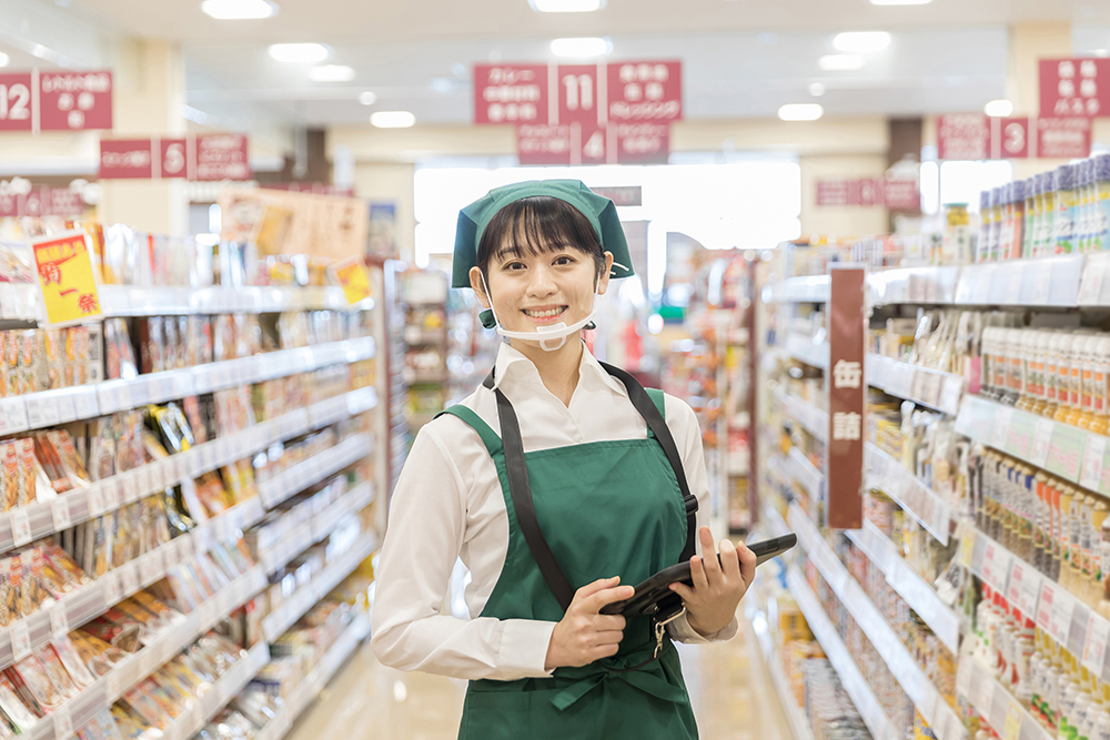 顧客に商品の説明をする店舗スタッフ