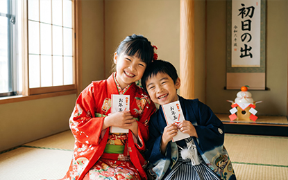 ポチ袋を丁寧に手渡す様子のイメージ