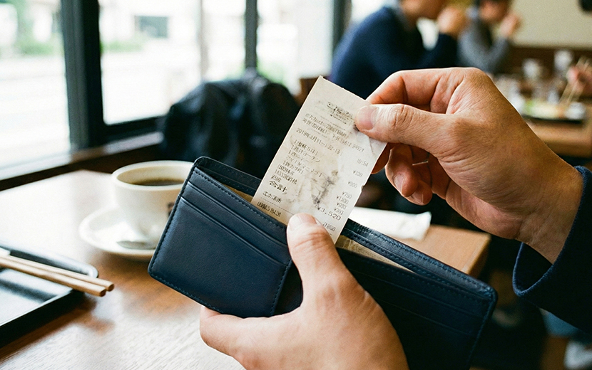 財布の中で擦れて文字が薄くなったレシート