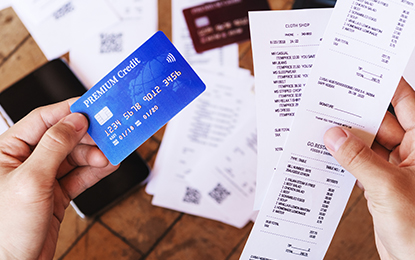 レシートと領収書を同時に受け取るイメージ