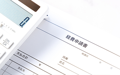 経費精算書類を整理するビジネスパーソンのイメージ