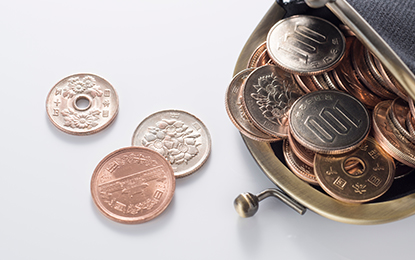 財布の底に溜まった小銭のイメージ