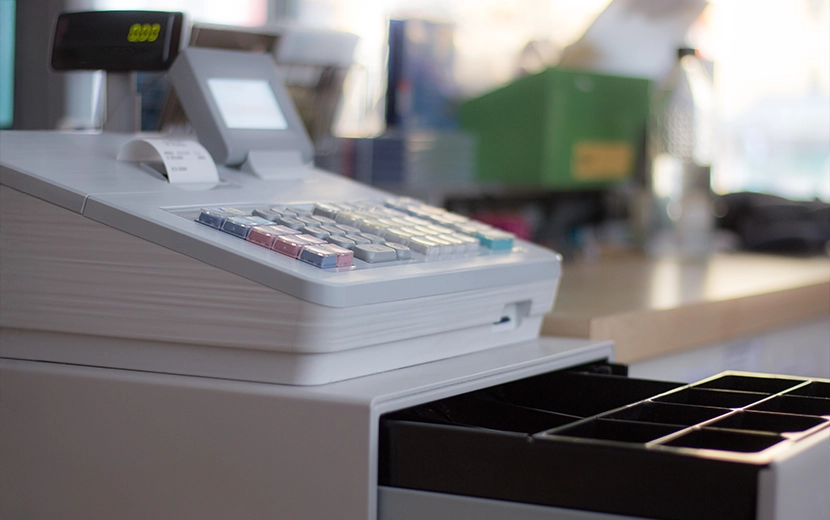 金庫はいらない？小規模店舗の「現金をどこに保管するか」問題と、正解の選び方