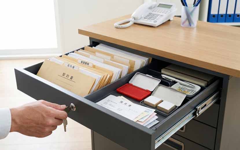 整理された鍵付き保管庫と書類の管理イメージ