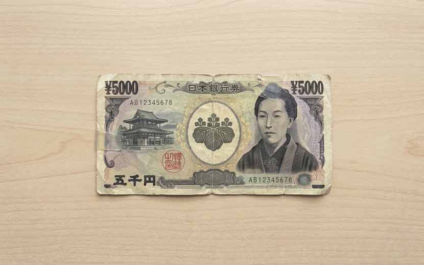 破れやテープ補修のある紙幣のイメージ