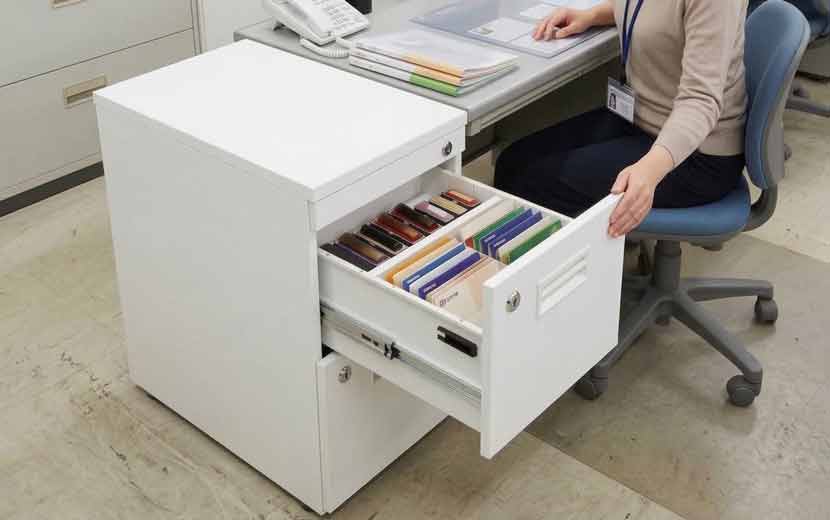 事務室のキャビネットに保管された通帳と印鑑のイメージ