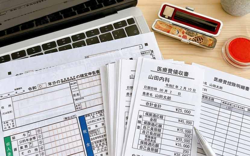 整理された医療費の領収書と確定申告書類のイメージ