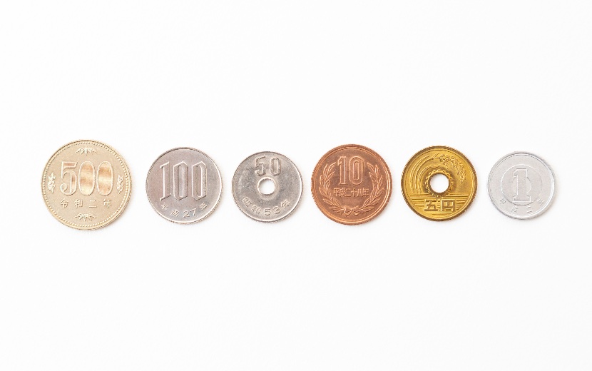 500円玉や100円玉など現行6種類の硬貨を並べたイメージ
