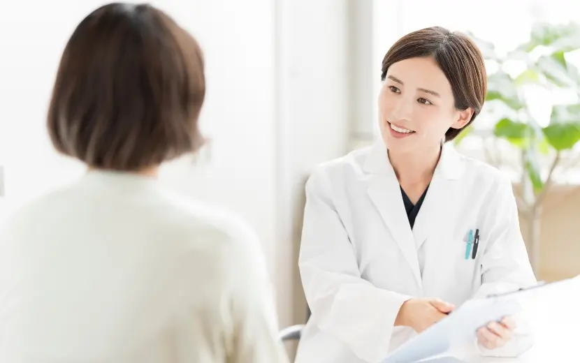 「補聴器はまだいらない」——その言葉の裏にある5つの理由と、装着しない新しい選択肢