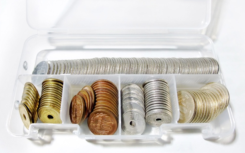 金種別に整理された硬貨とコインケースのイメージ