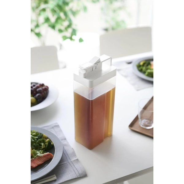 【tower】倒して置けてそのまま注げる冷水筒 タワー 2.2L ホワイト