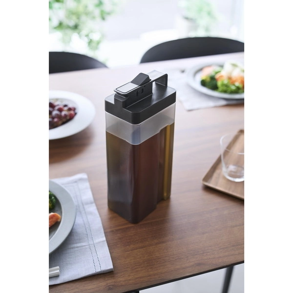 【tower】倒して置けてそのまま注げる冷水筒 タワー 2.2L ブラック