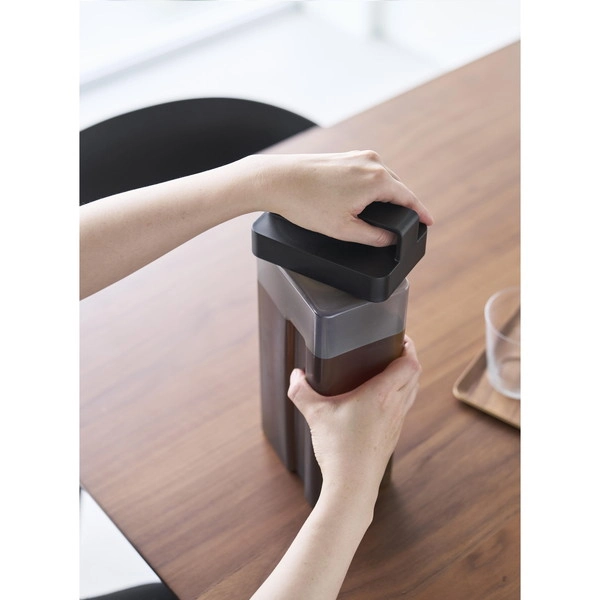 【tower】倒して置けてそのまま注げる冷水筒 タワー 2.2L ブラック