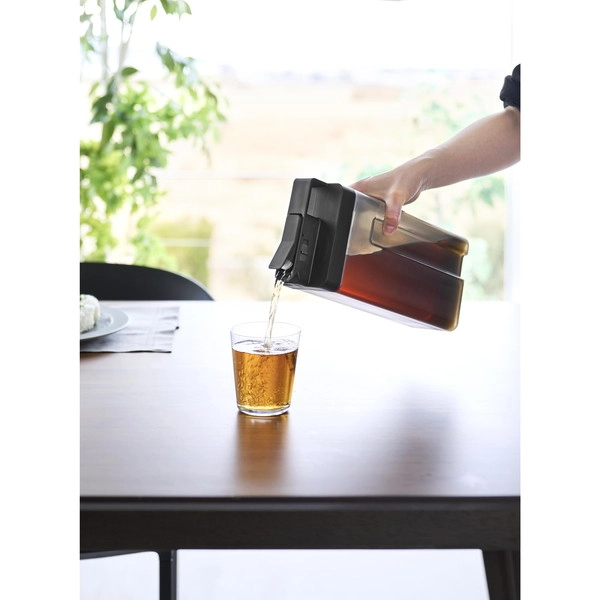 【tower】倒して置けてそのまま注げる冷水筒 タワー 2.2L ブラック